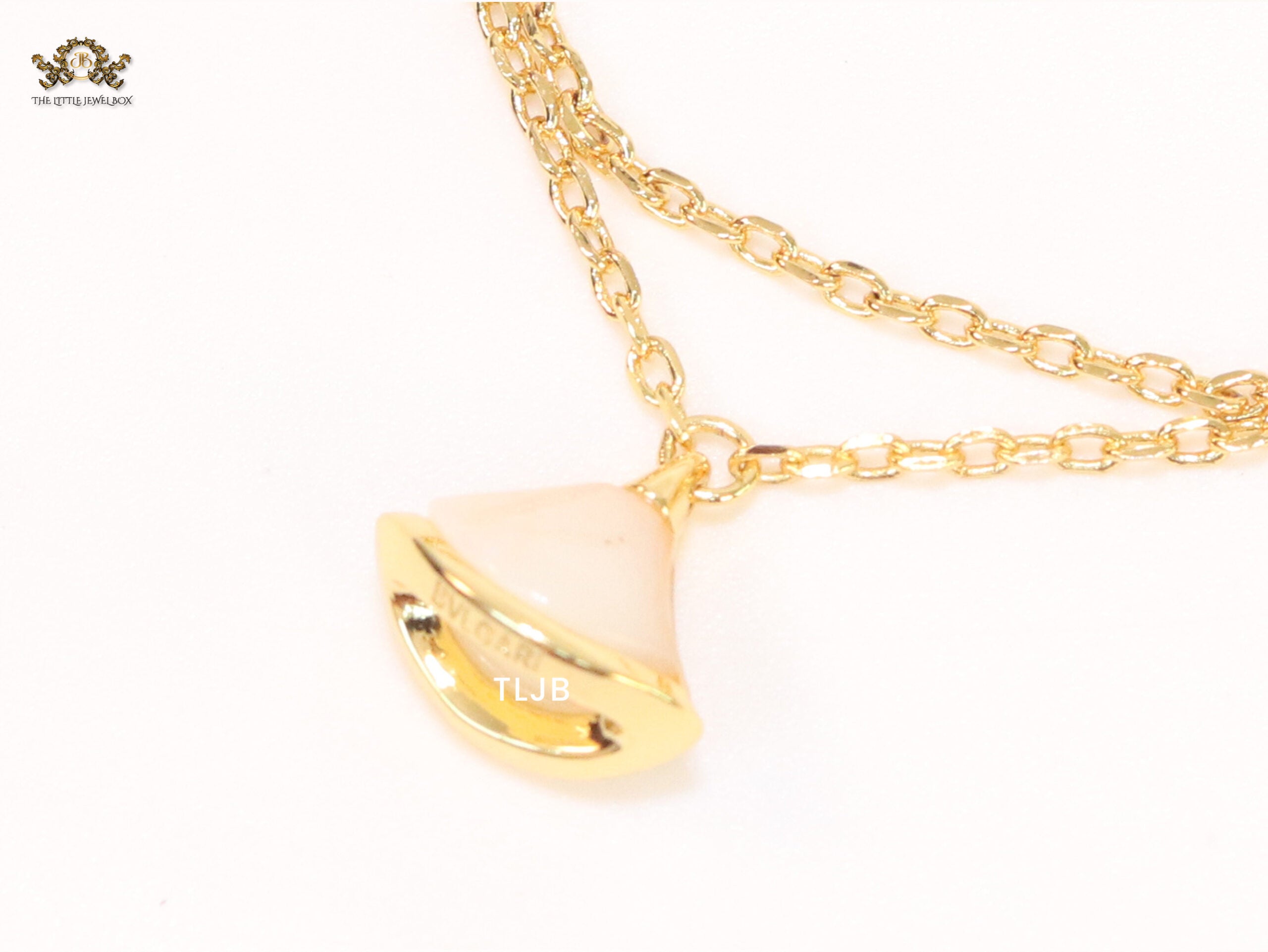 Alphabet B  sleek chain bracelet white