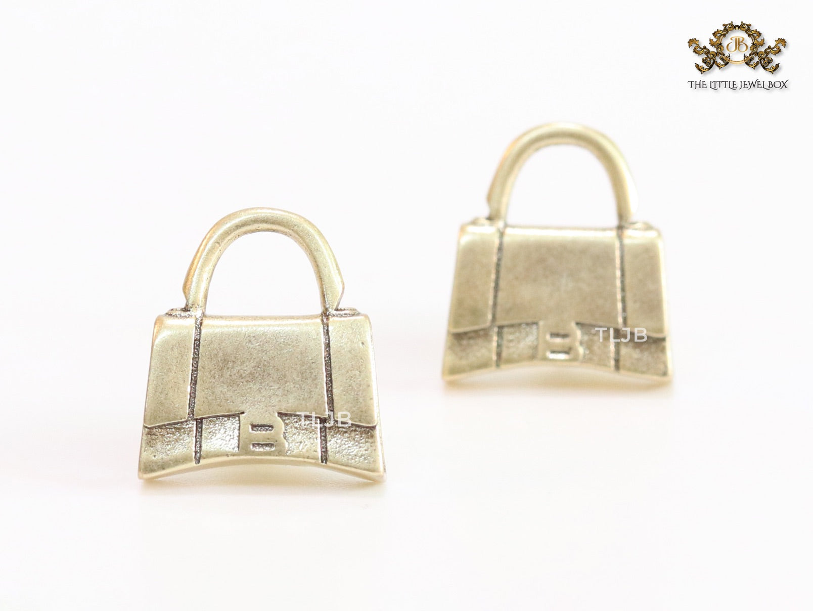 Alphabet B bag studs in platinum finish