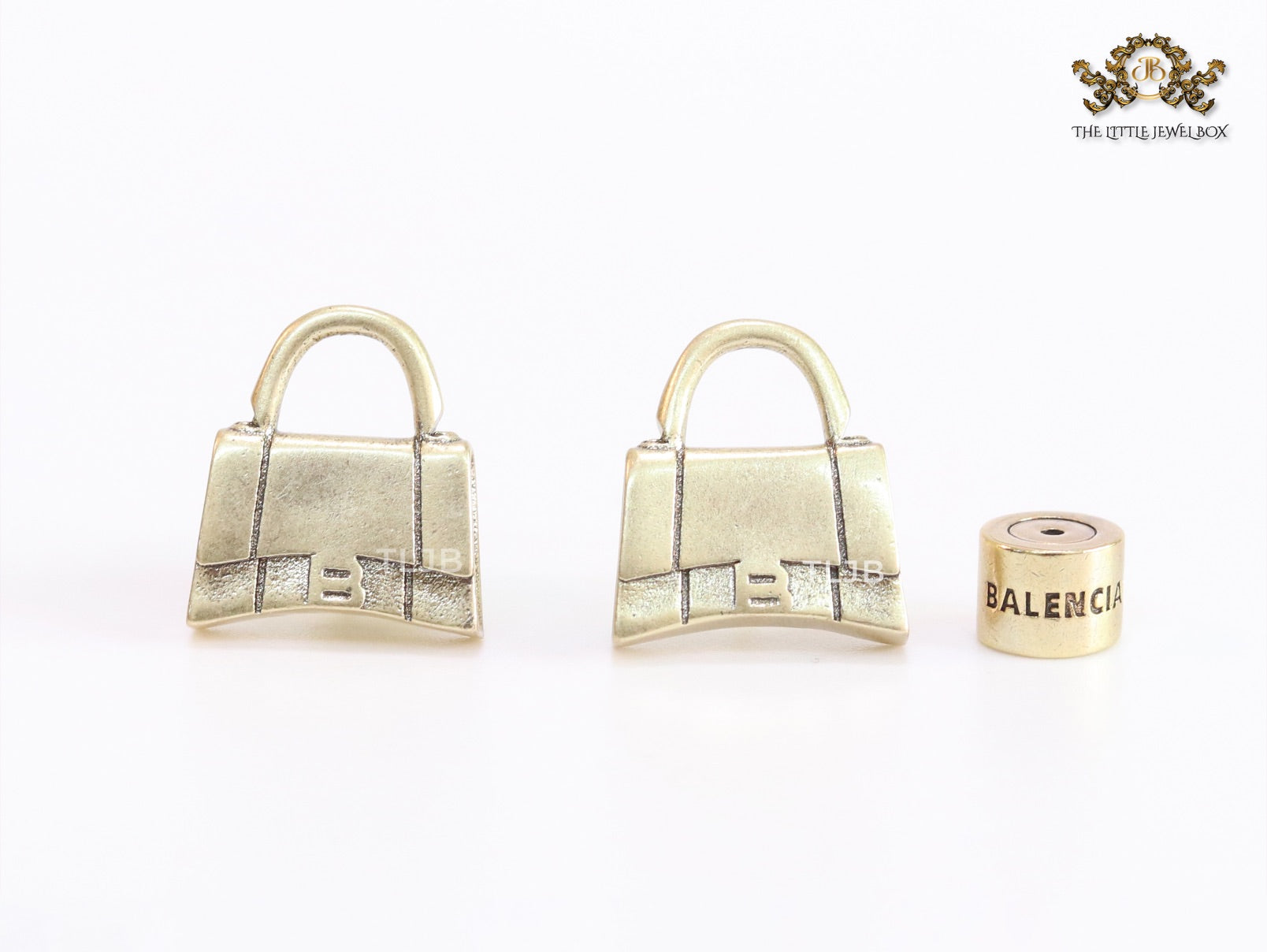 Alphabet B bag studs in platinum finish