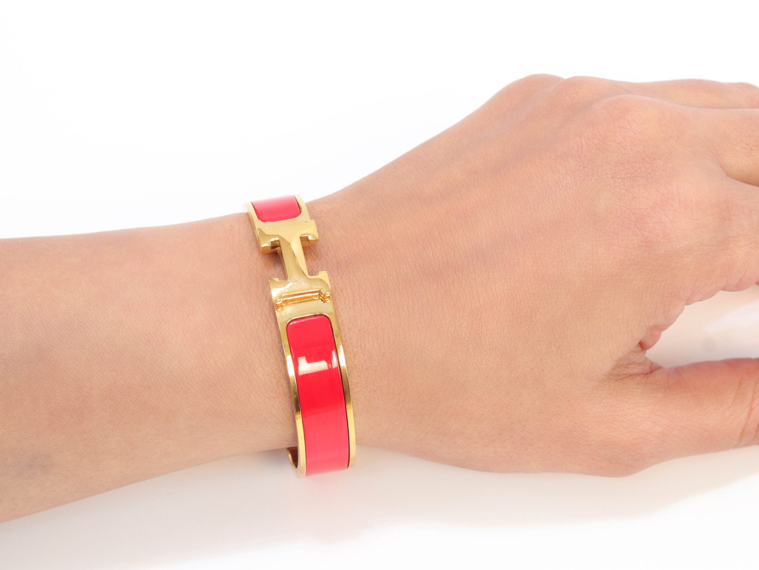 Alphabet H red 12 mm bracelet in gold