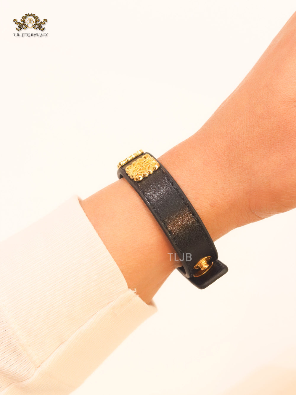 Alphabet L black leather bracelet