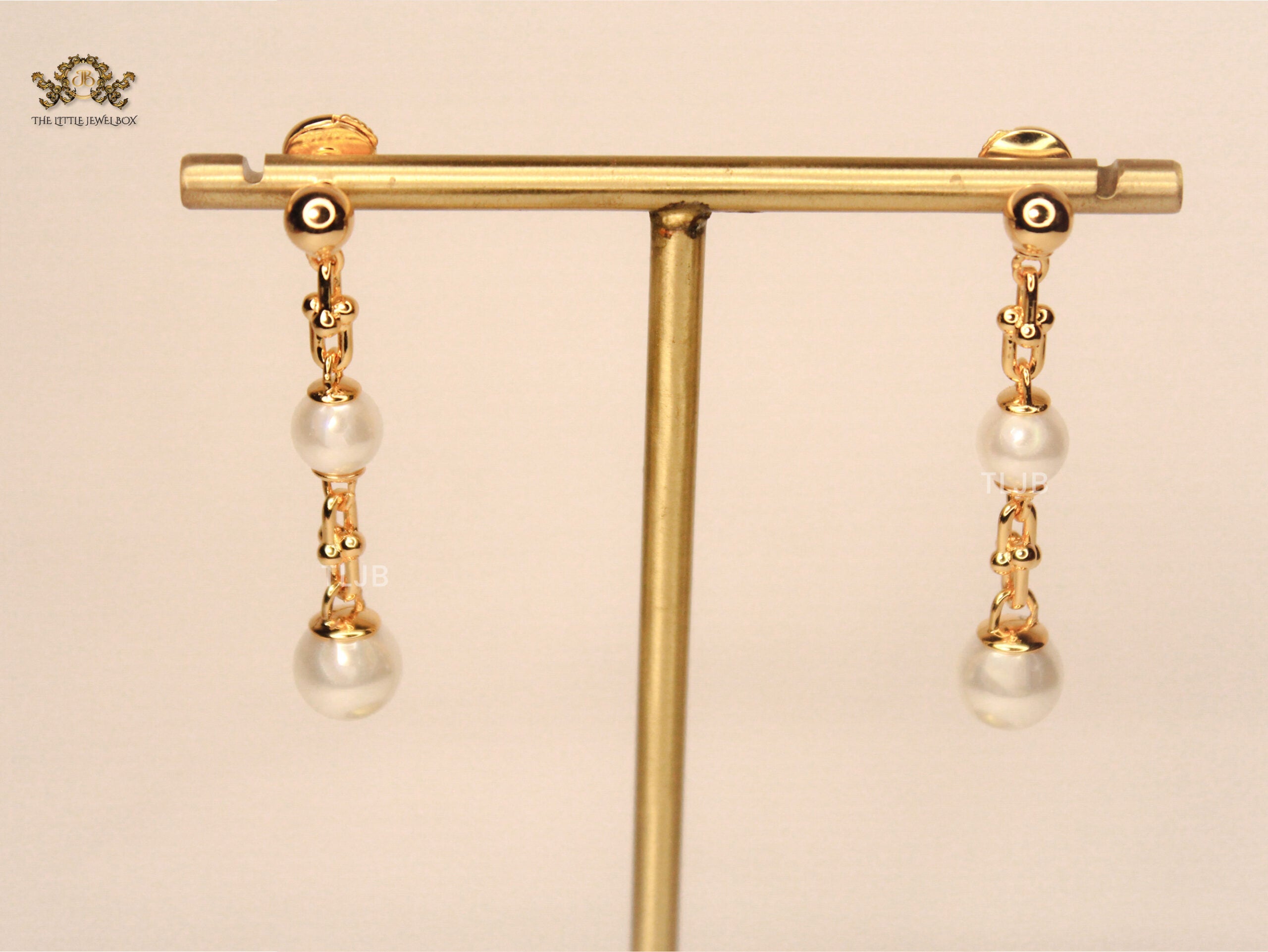 Alphabet T & Co pearl and gold drop earring