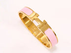 Alphabet H Pink 12 mm bracelet in gold