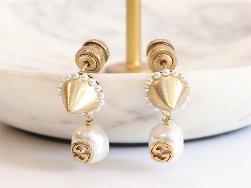 Small pearl drops with double G alphabets