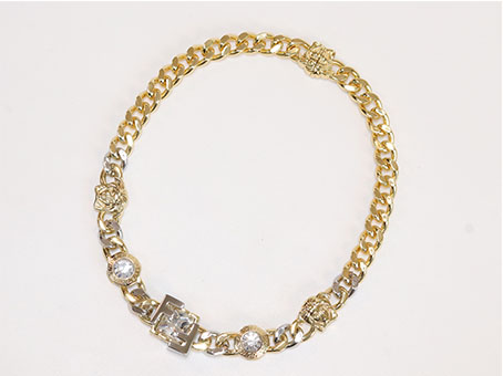 Alphabet F and medusa link chain