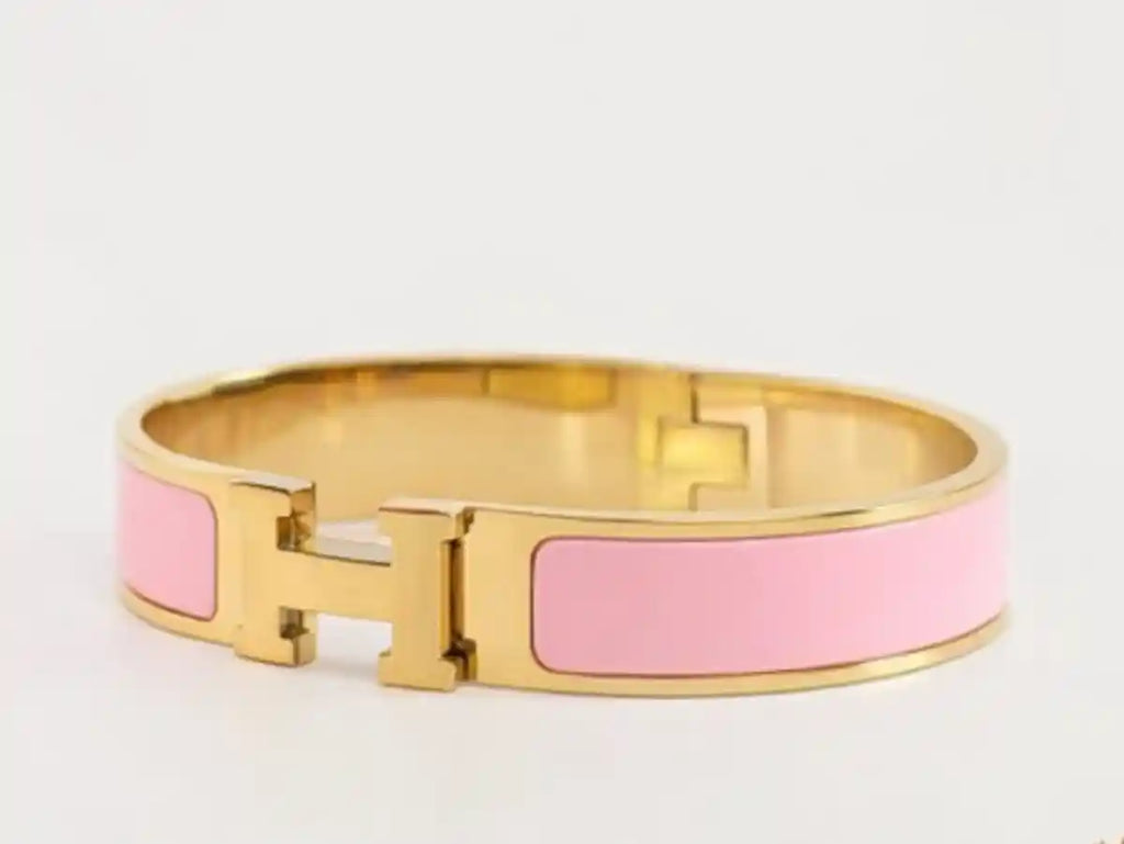 Alphabet H Pink 12 mm bracelet in gold