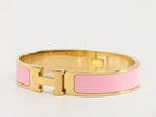 Alphabet H Pink 12 mm bracelet in gold