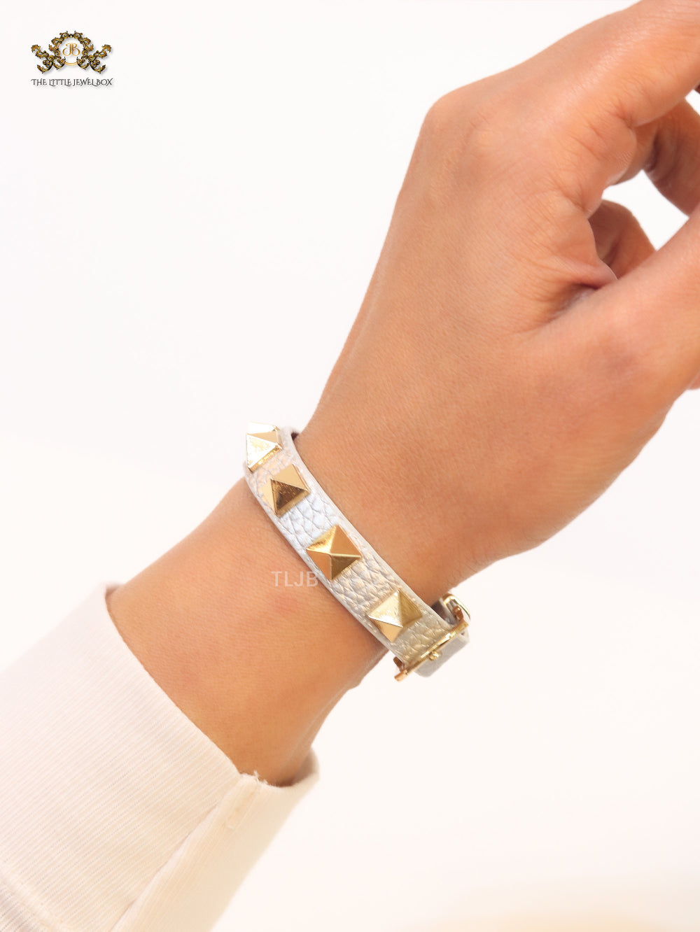 Alphabet V rockstud silver grey bracelet
