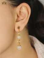 Alphabet T & Co pearl and gold drop earring