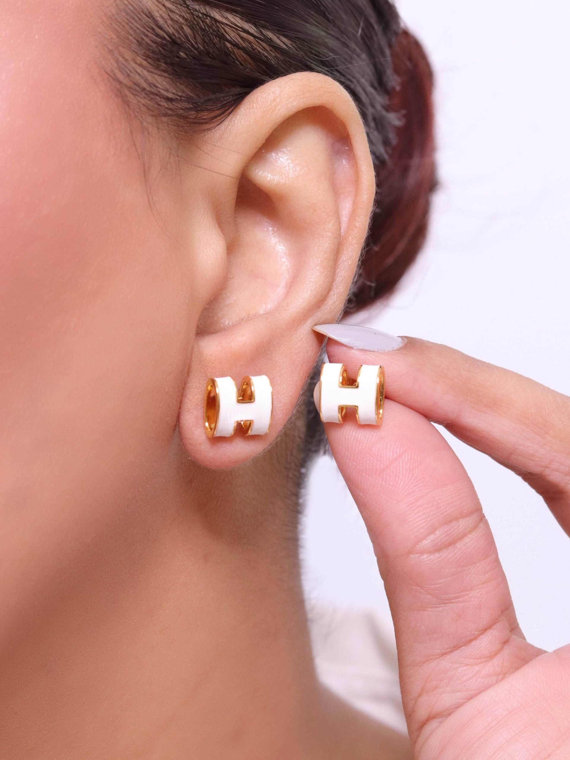 Alphabet H white studs in gold finish