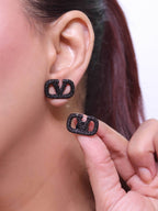 Alphabet V black rhinestones studs