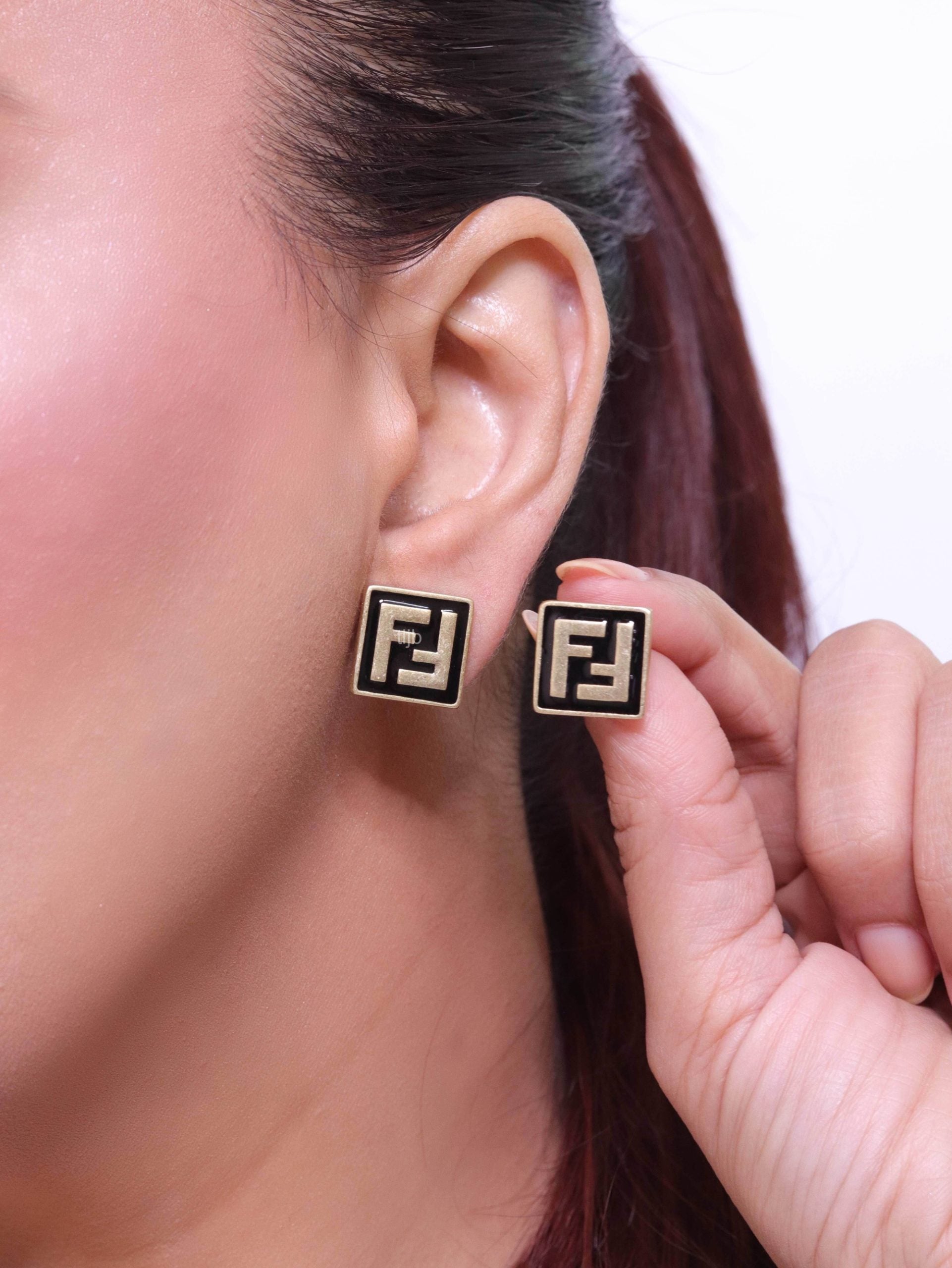 Alphabet F square black earrings