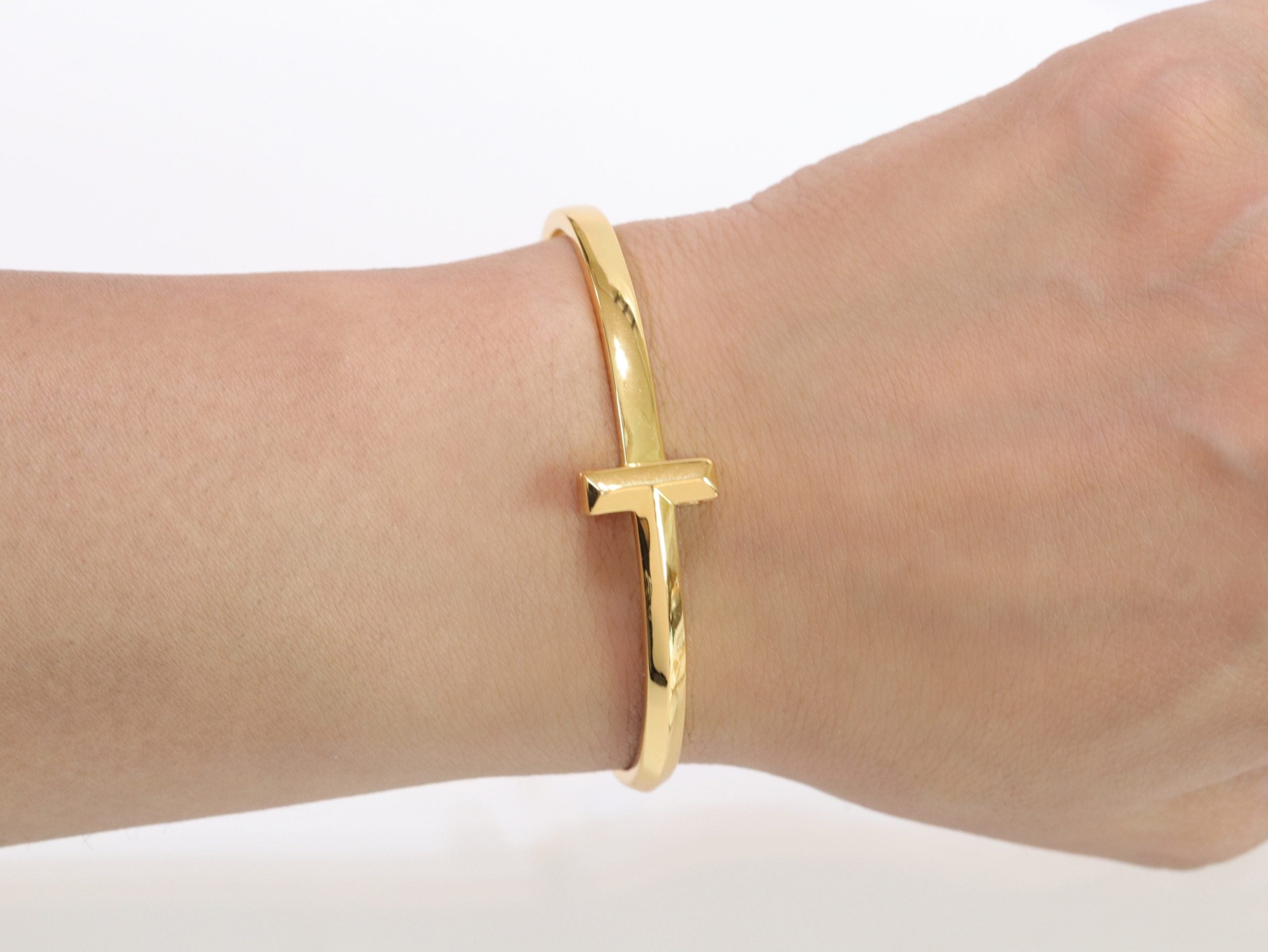 Alphabet T bracelet in gold