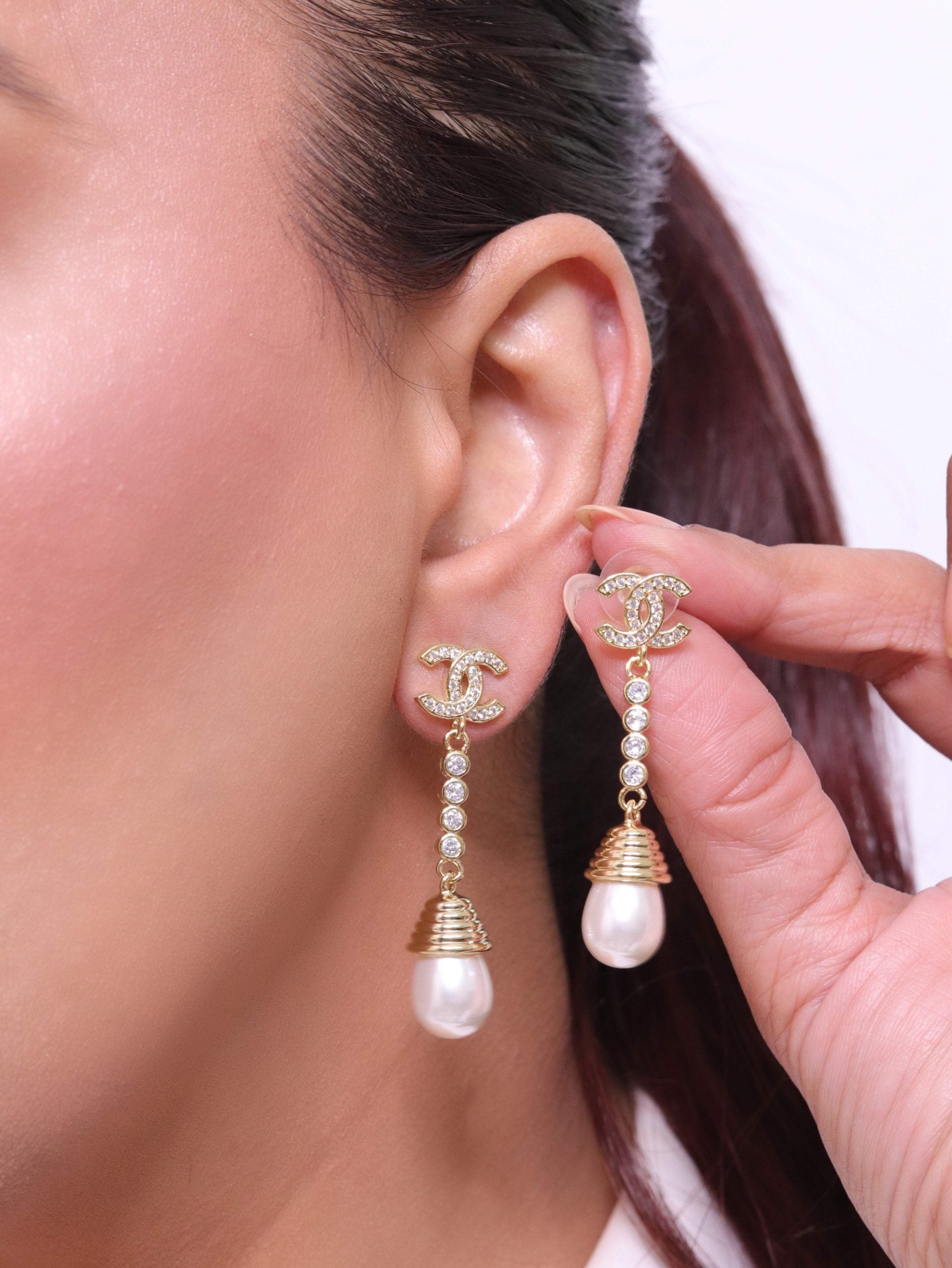 Double C long dangling earrings with pearls in gold finish