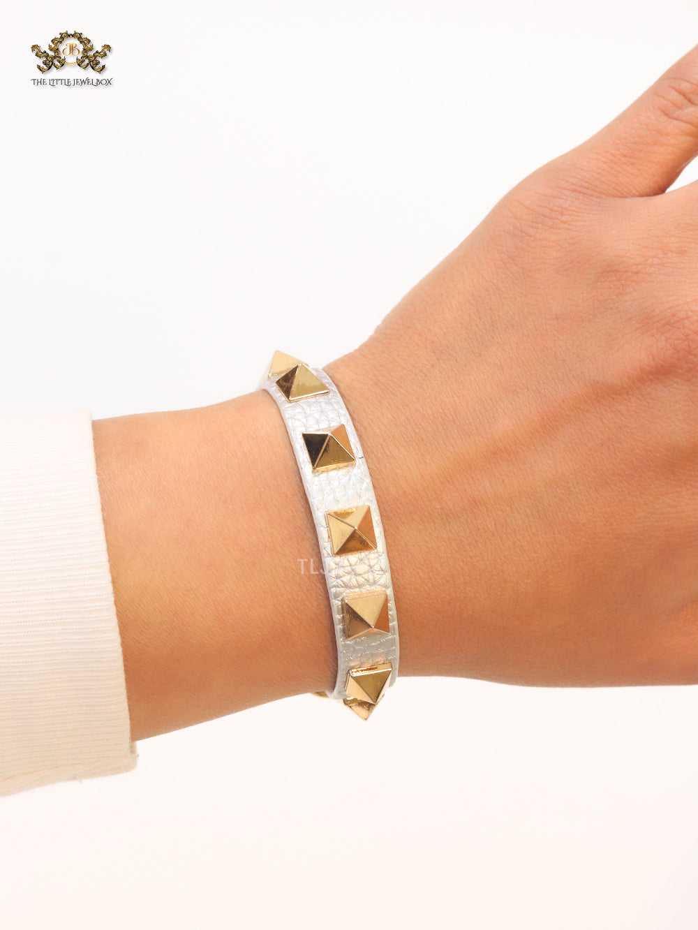 Alphabet V rockstud silver grey bracelet