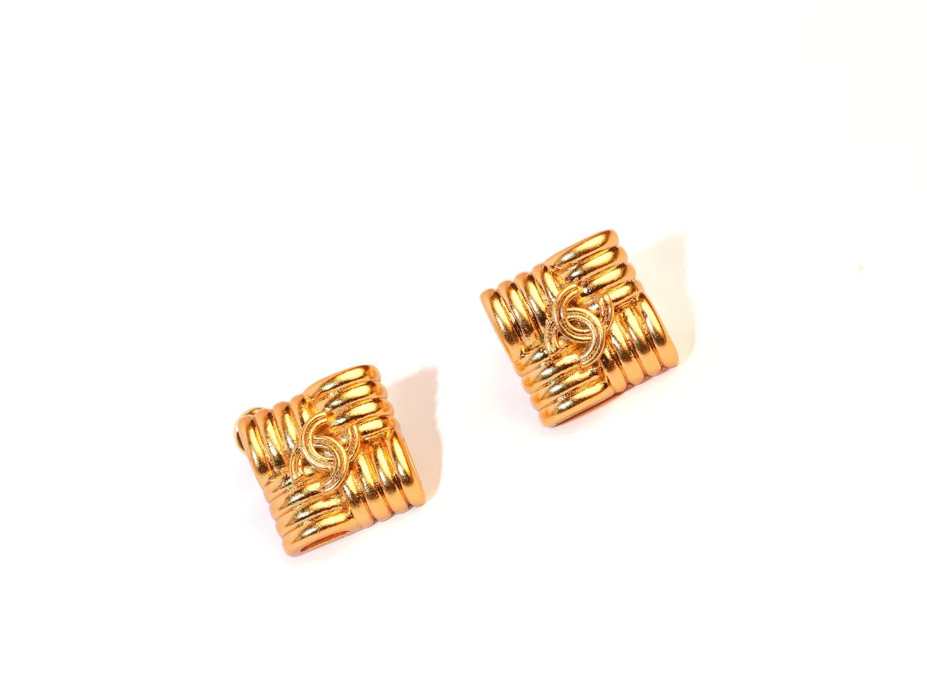 square twin c textured earrings gold