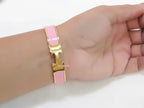 Alphabet H Pink 12 mm bracelet in gold