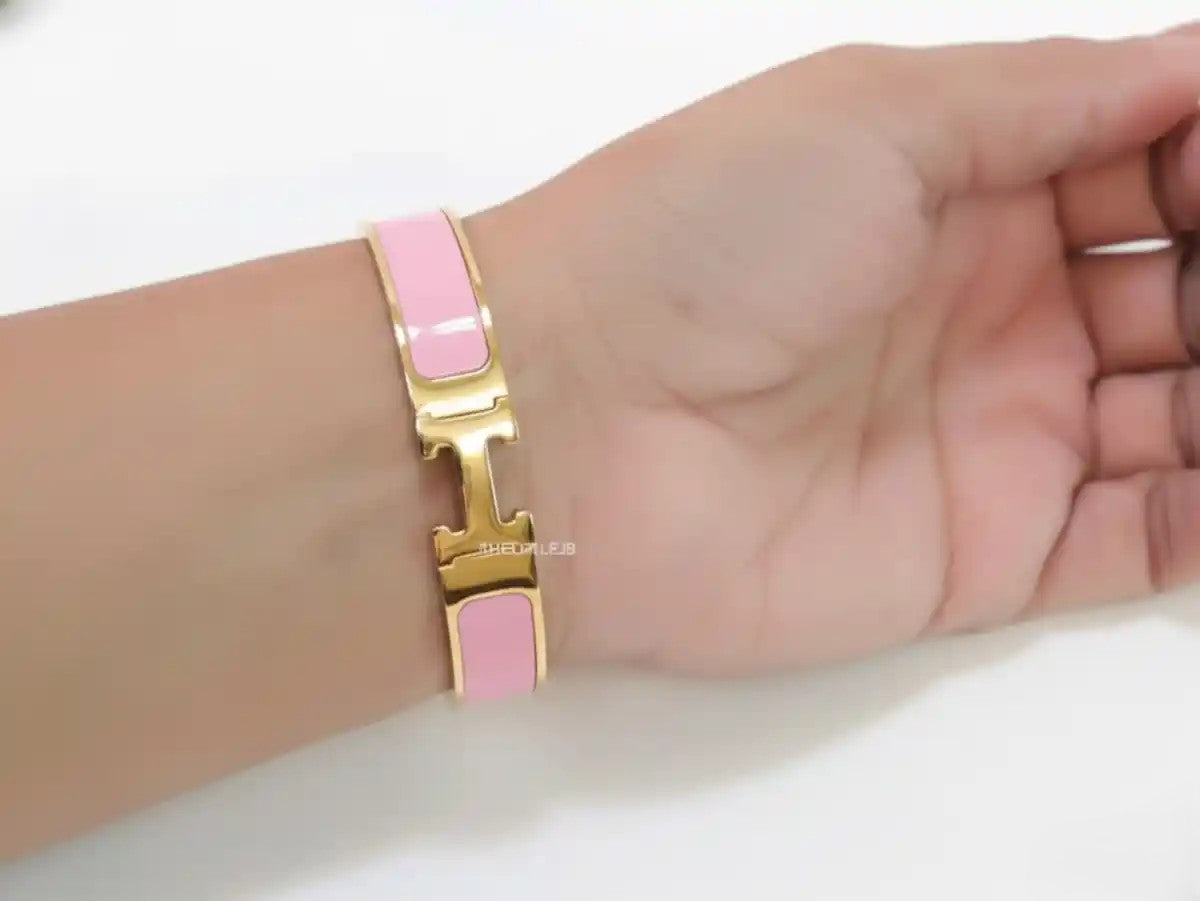 Alphabet H Pink 12 mm bracelet in gold