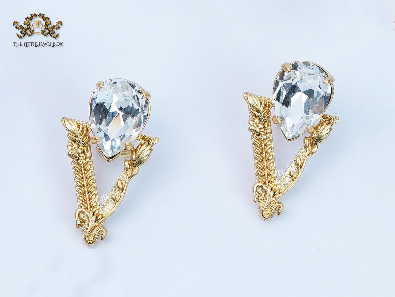 Alphabet V with drop cz studs 30mm