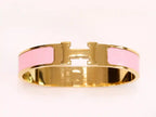 Alphabet H Pink 12 mm bracelet in gold