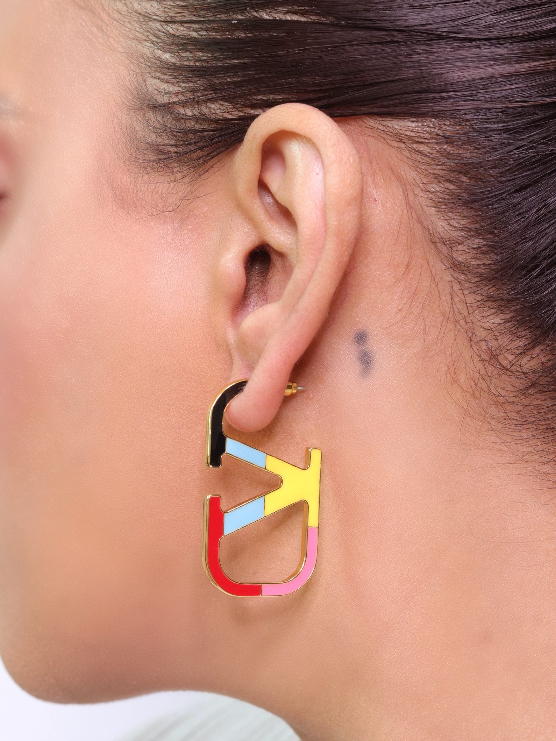 Alphabet V multicolour hoops