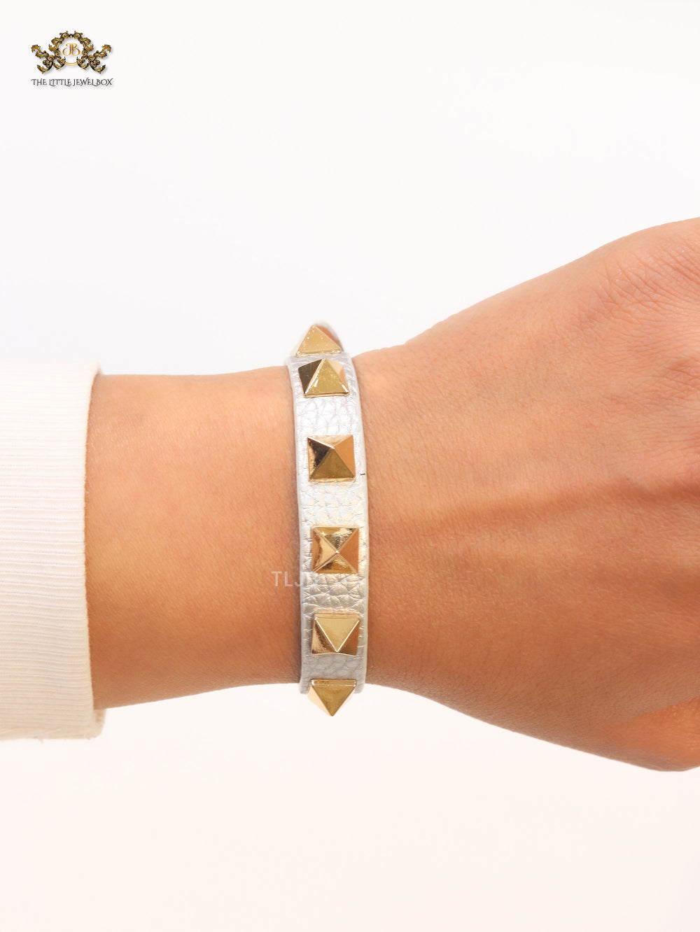 Alphabet V rockstud silver grey bracelet