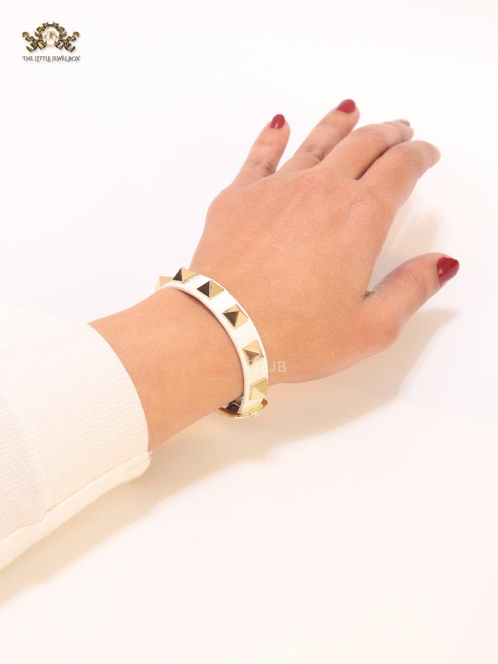 Alphabet V rockstud white bracelet