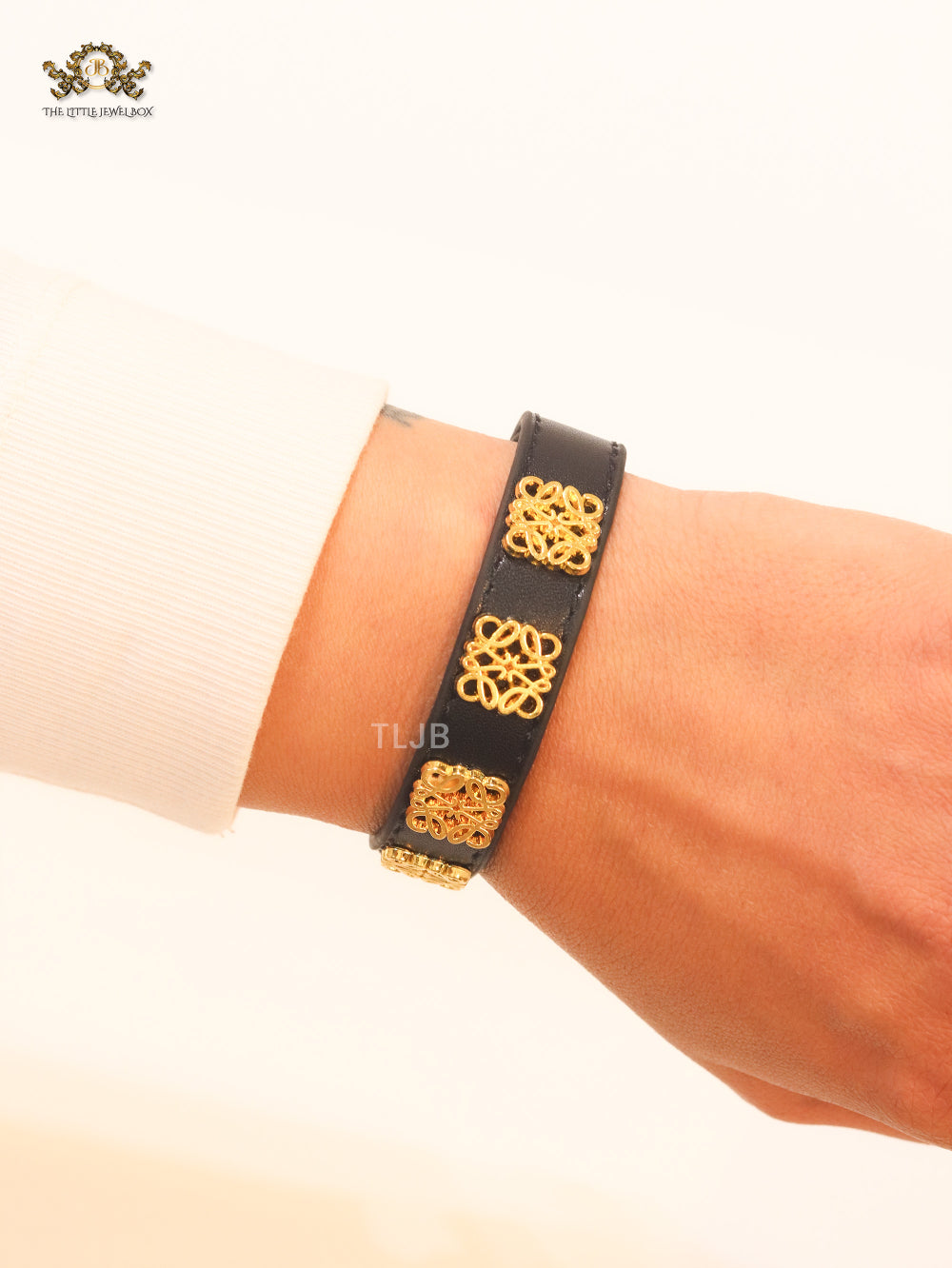 Alphabet L black leather bracelet
