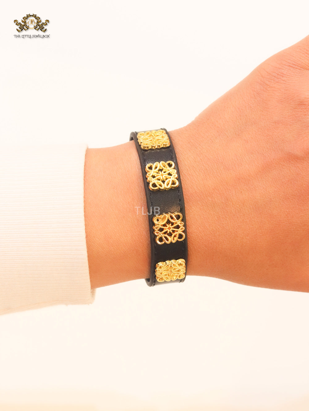 Alphabet L black leather bracelet