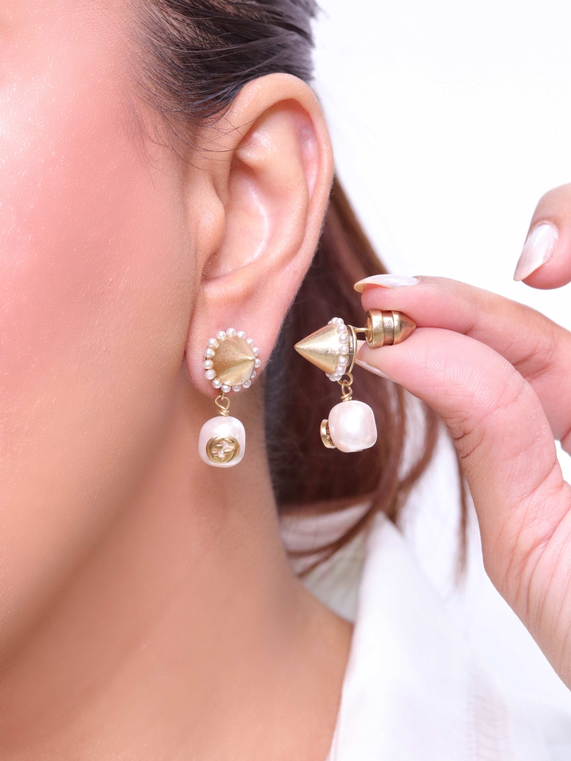 Small pearl drops with double G alphabets