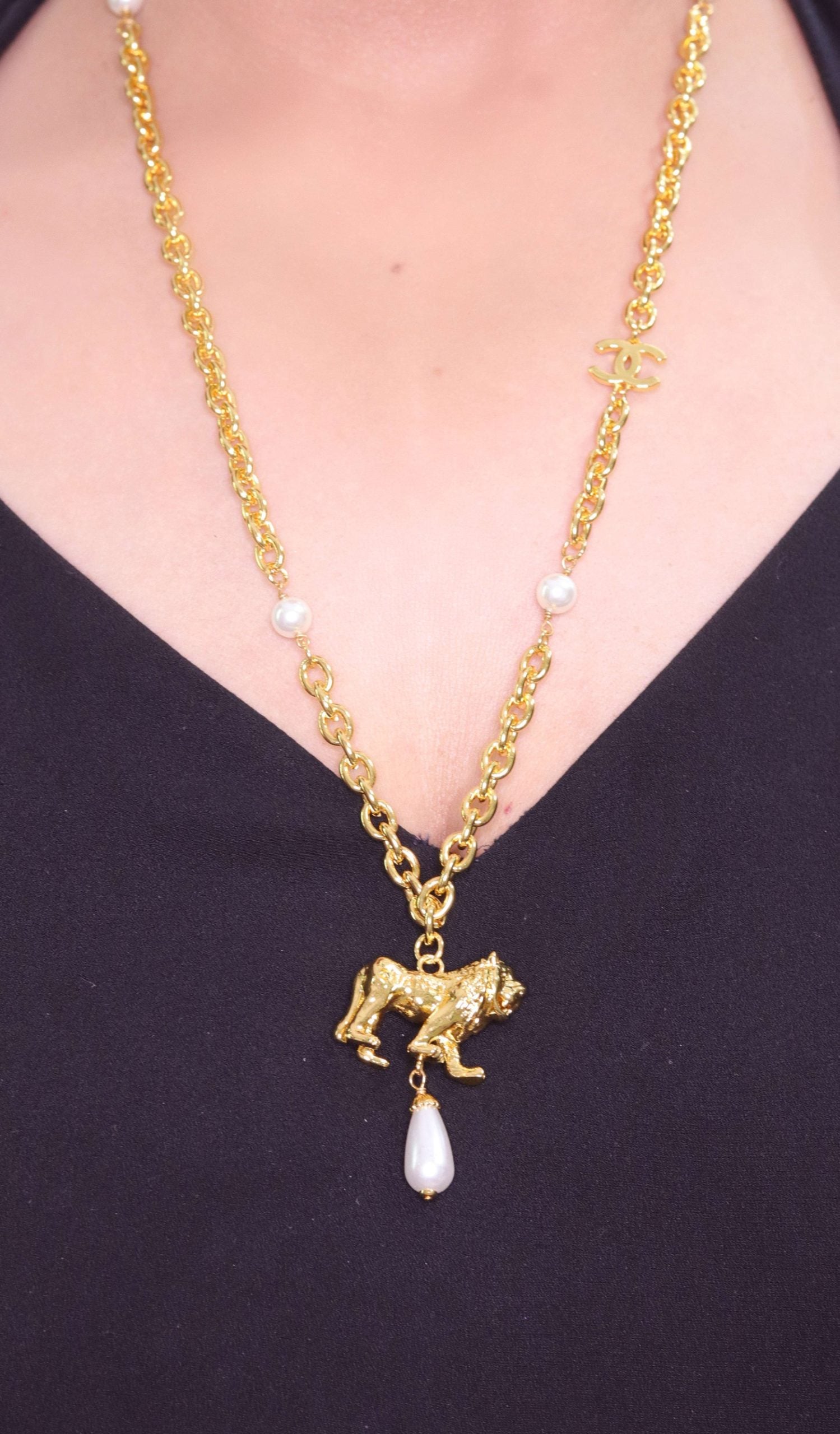 Lion and pearl drop link double C chain