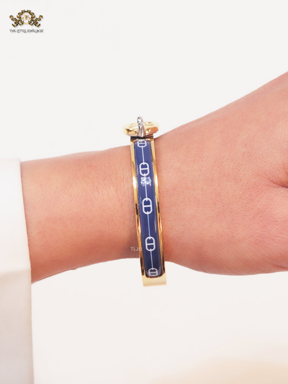 Alphabet H seek bracelet with blue print