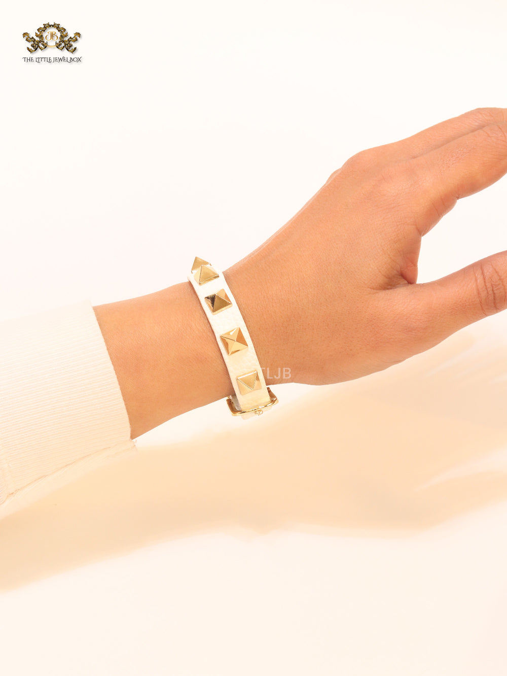Alphabet V rockstud white bracelet