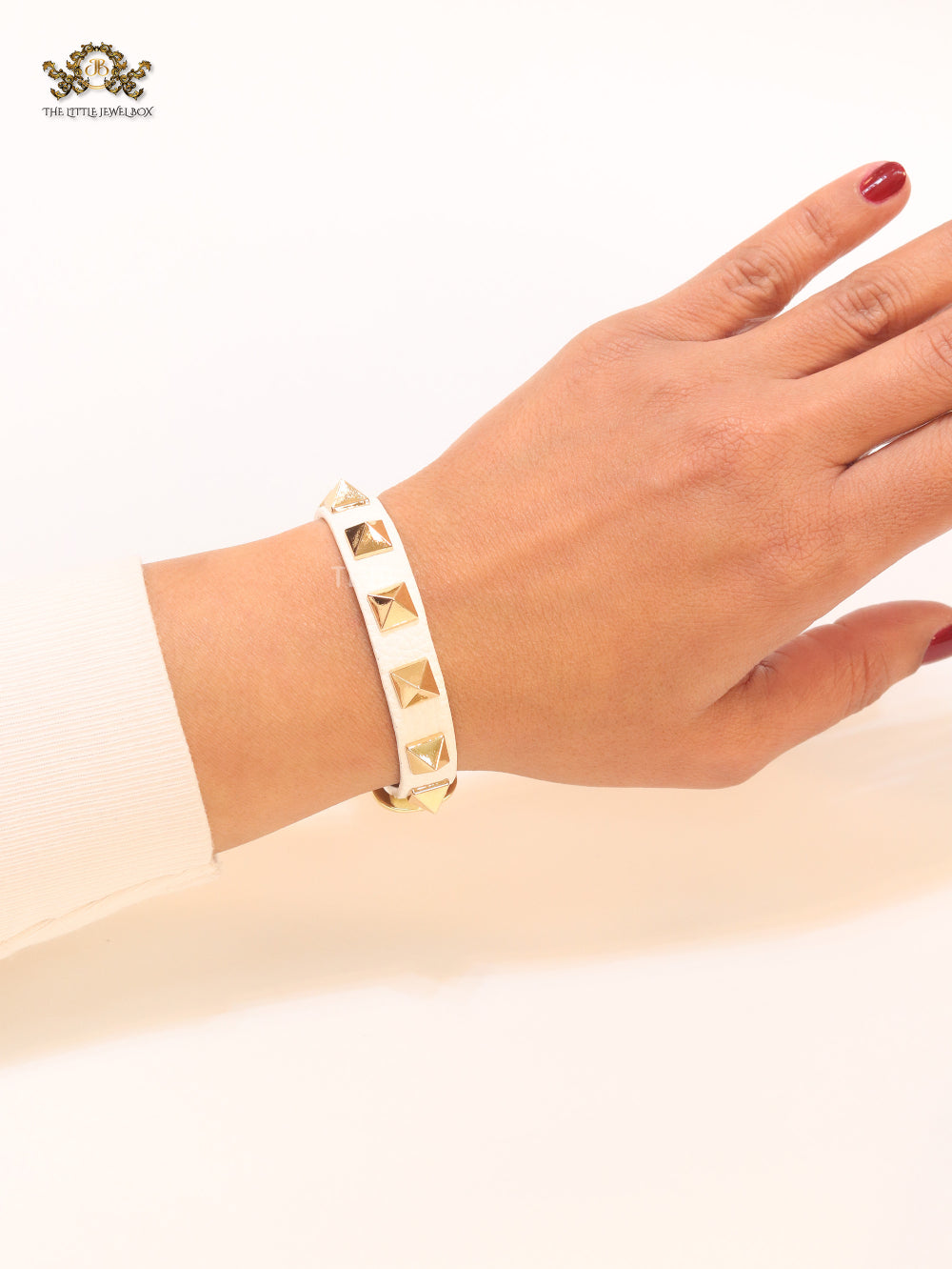 Alphabet V rockstud white bracelet