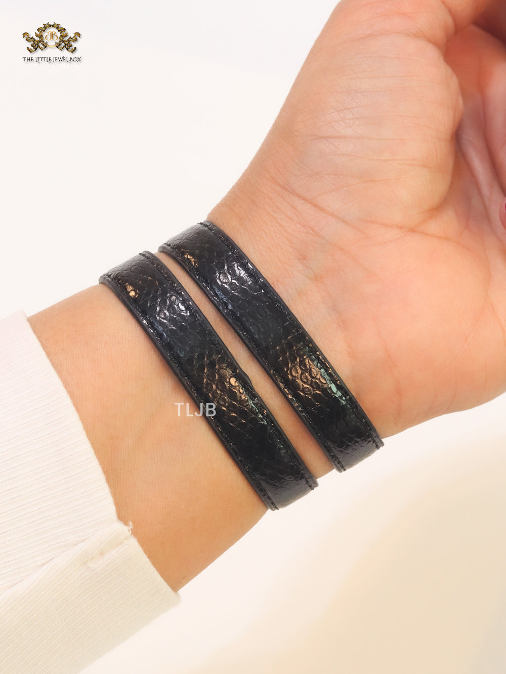 Serpentine black belt bracelet