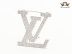Stylish Land V brooch in cz and platinum finish