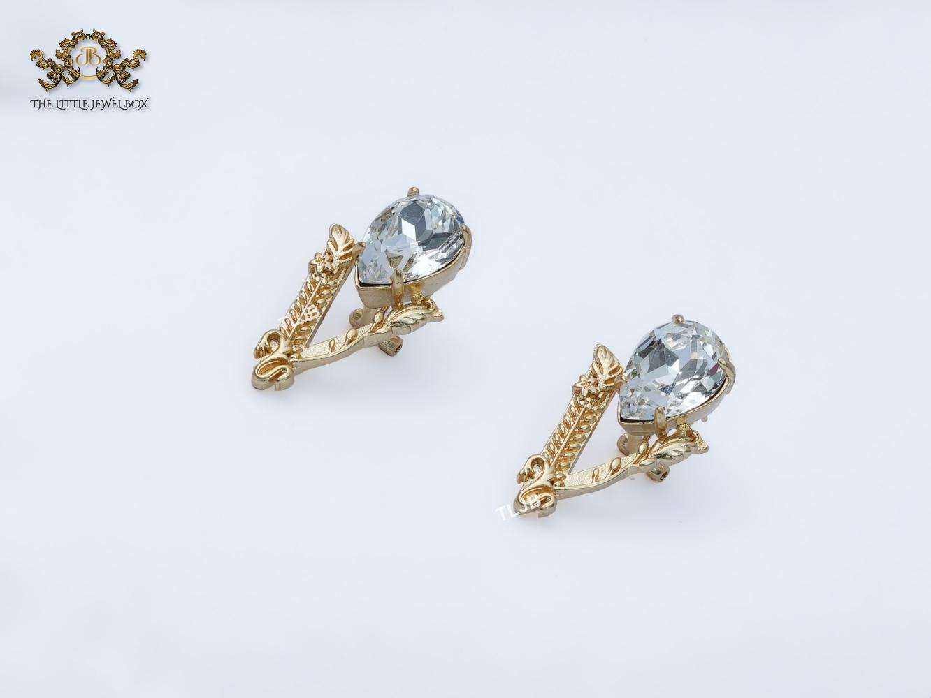 Alphabet V with drop cz studs 30mm