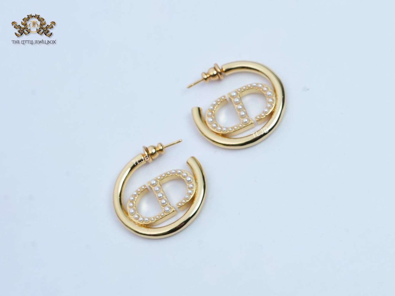 Alphabet CD pearl and gold small hoops 28mm