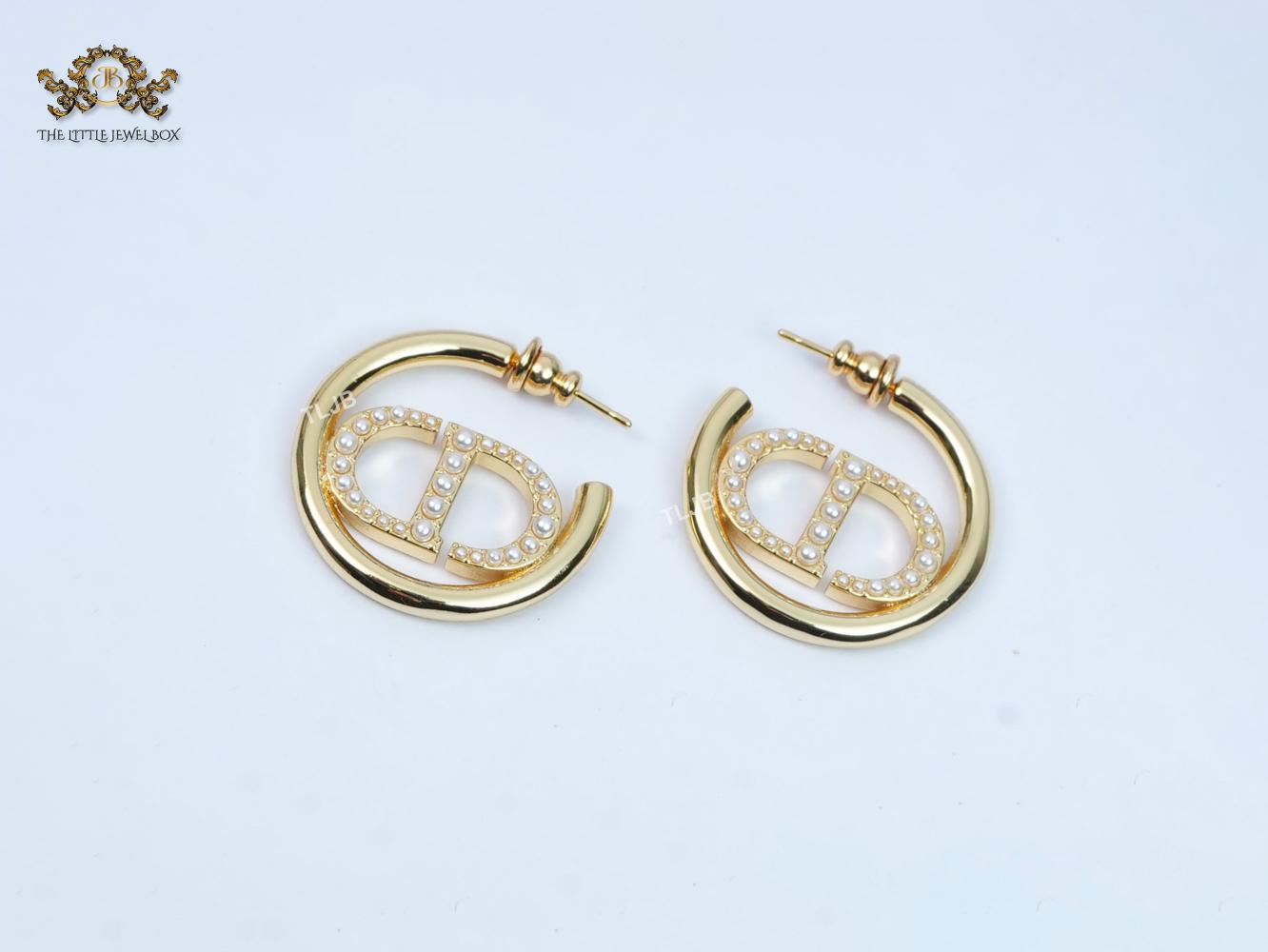 Alphabet CD pearl and gold small hoops 28mm
