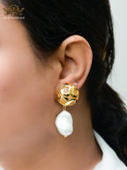 Alphabet T mesh gold and pearl earrings