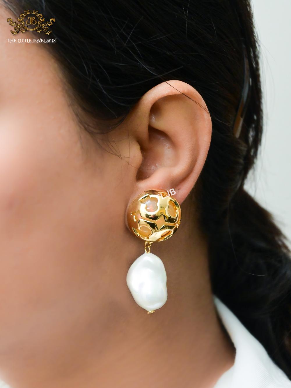 Alphabet T mesh gold and pearl earrings