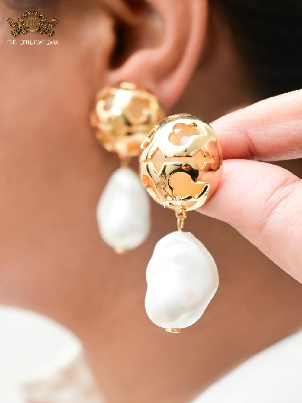 Alphabet T mesh gold and pearl earrings