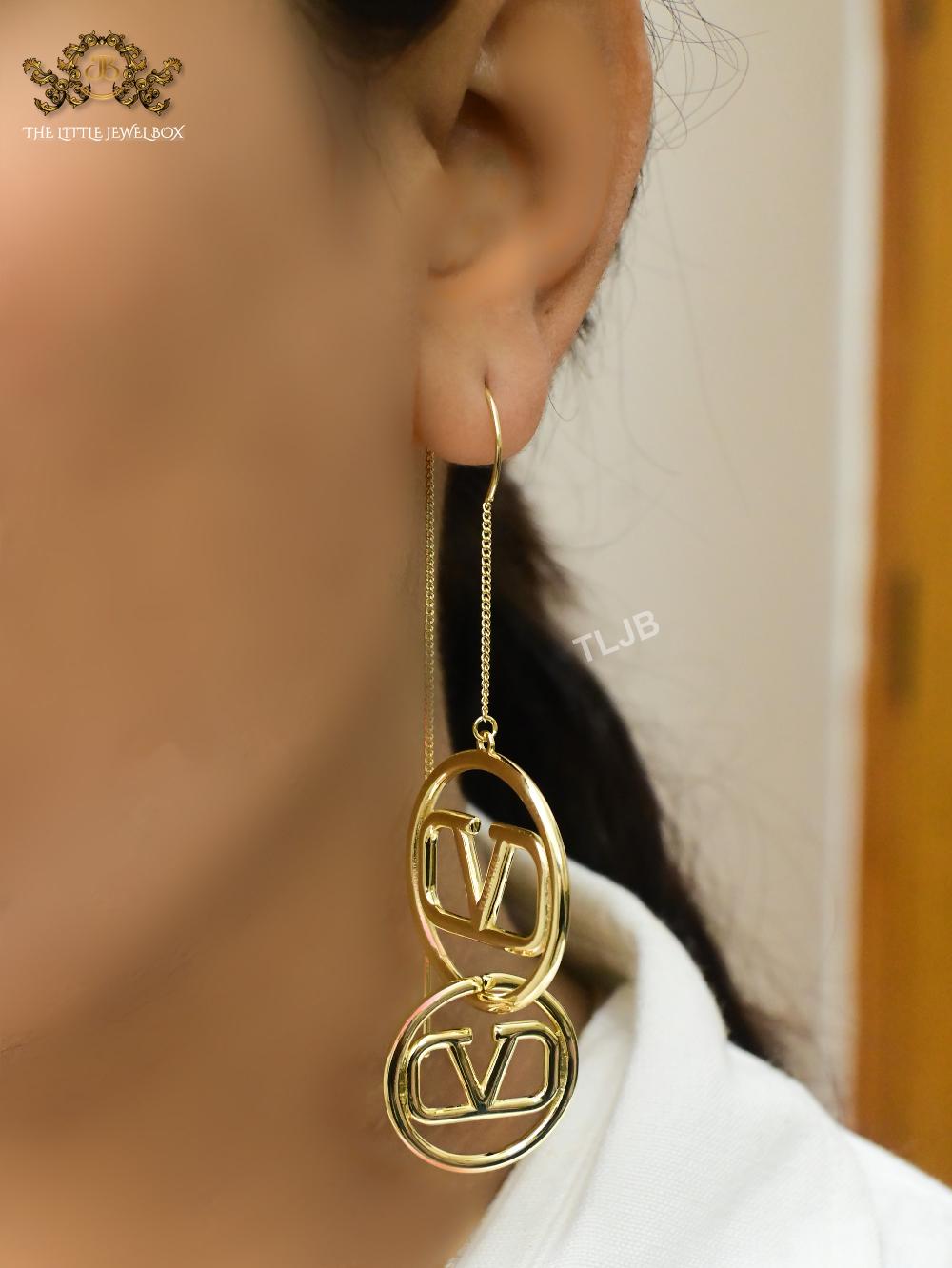 Alphabet V double ring and chain gold earrings