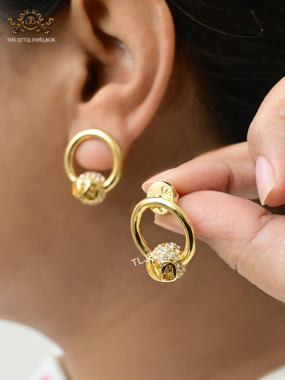 Alphabet V gold ring studs