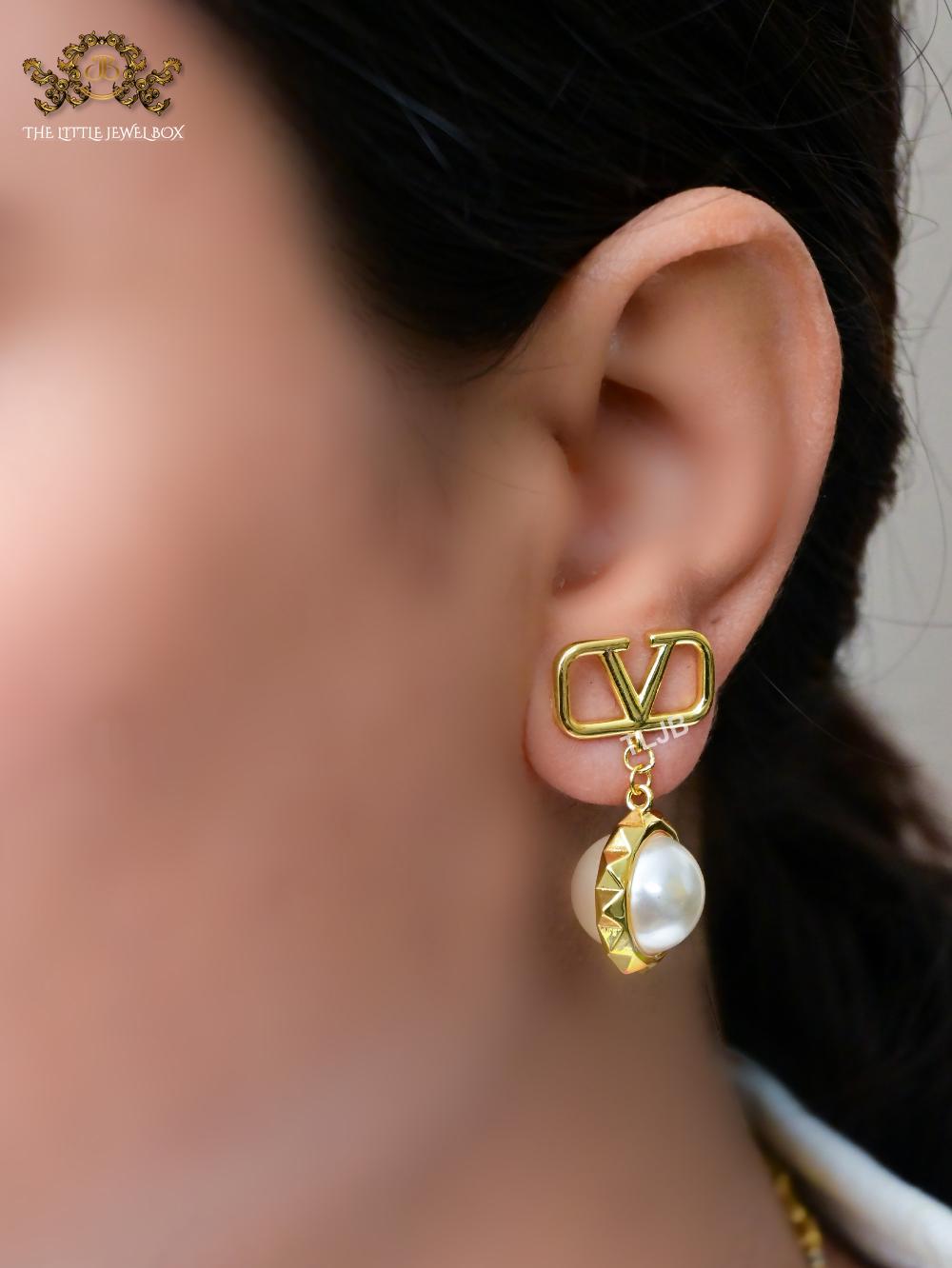 Alphabet V and pearl earrings