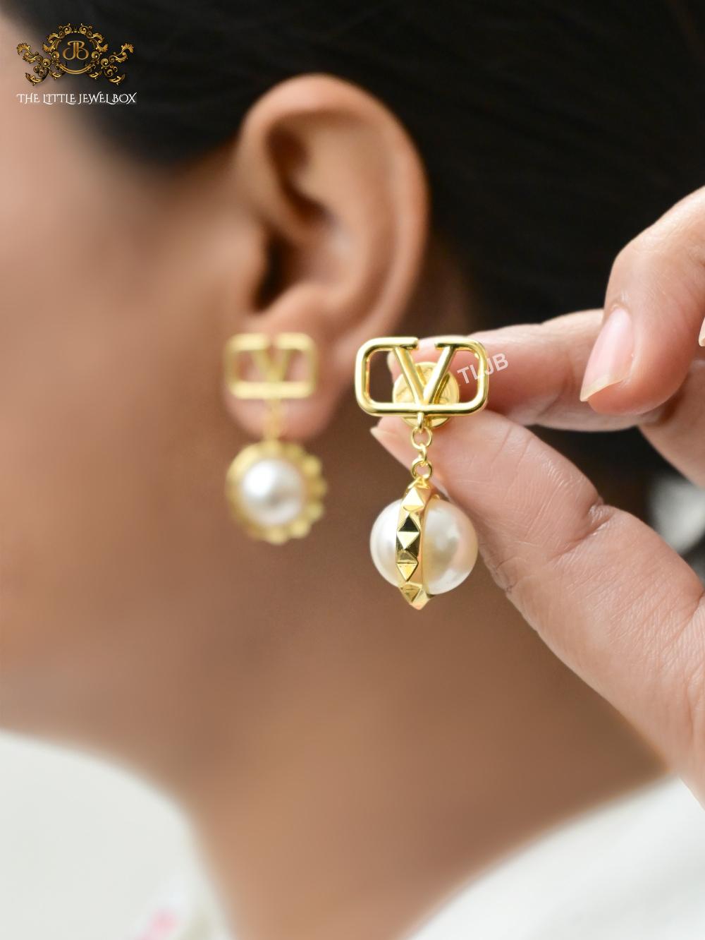 Alphabet V and pearl earrings