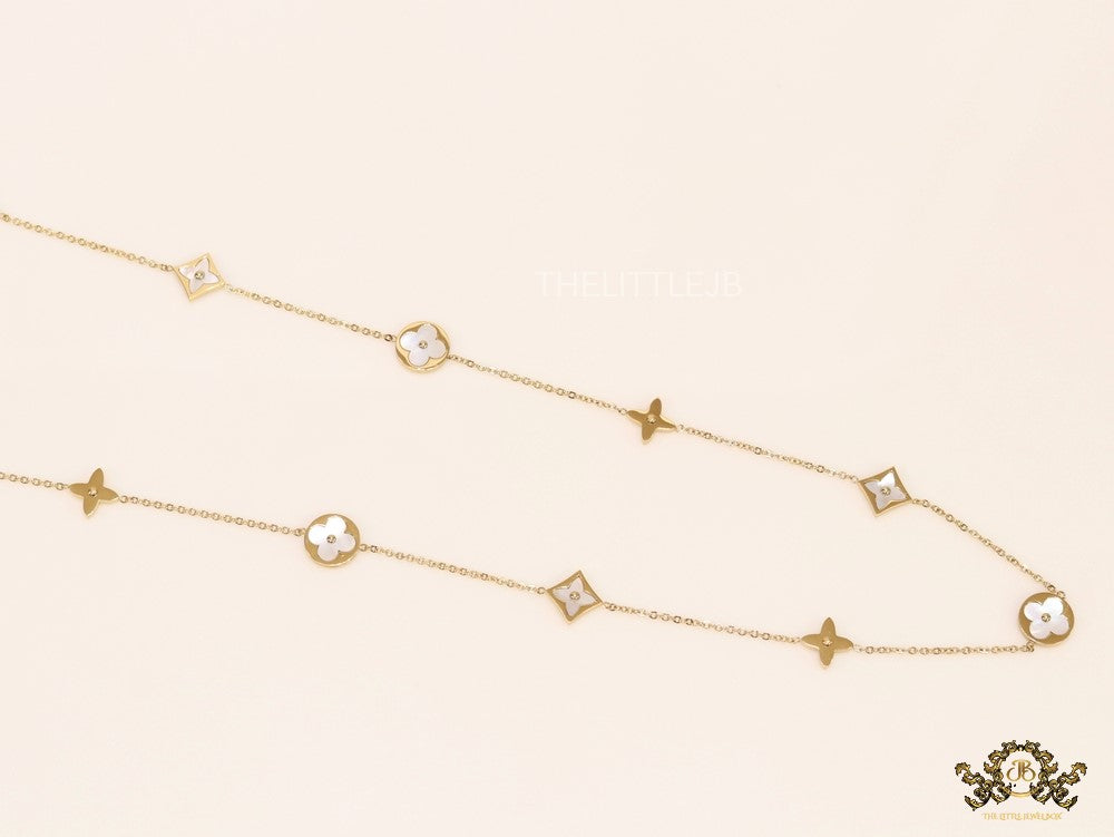 Gold chain necklace with clover motifs