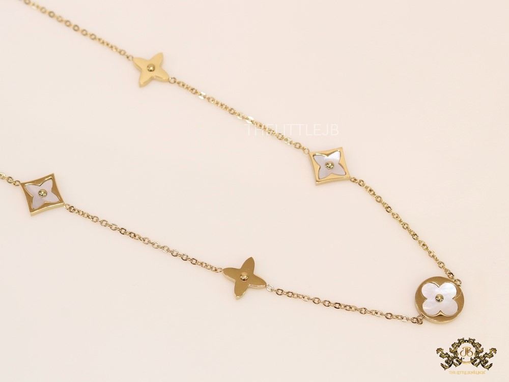 Gold chain necklace with clover motifs