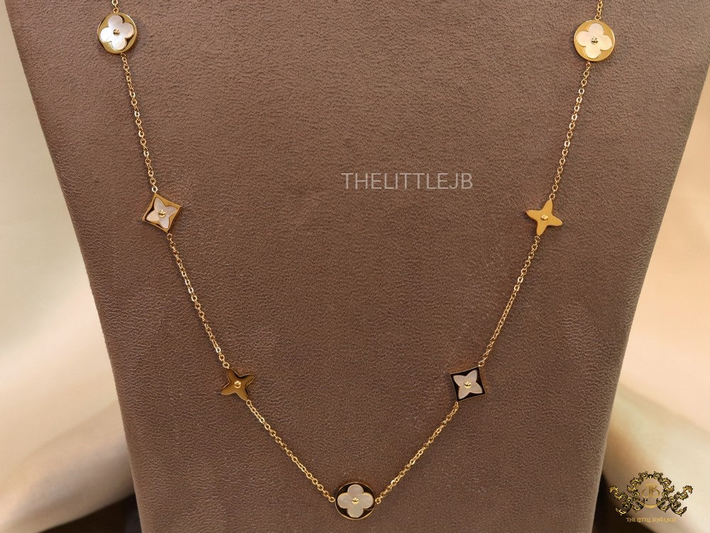 Gold chain necklace with clover motifs