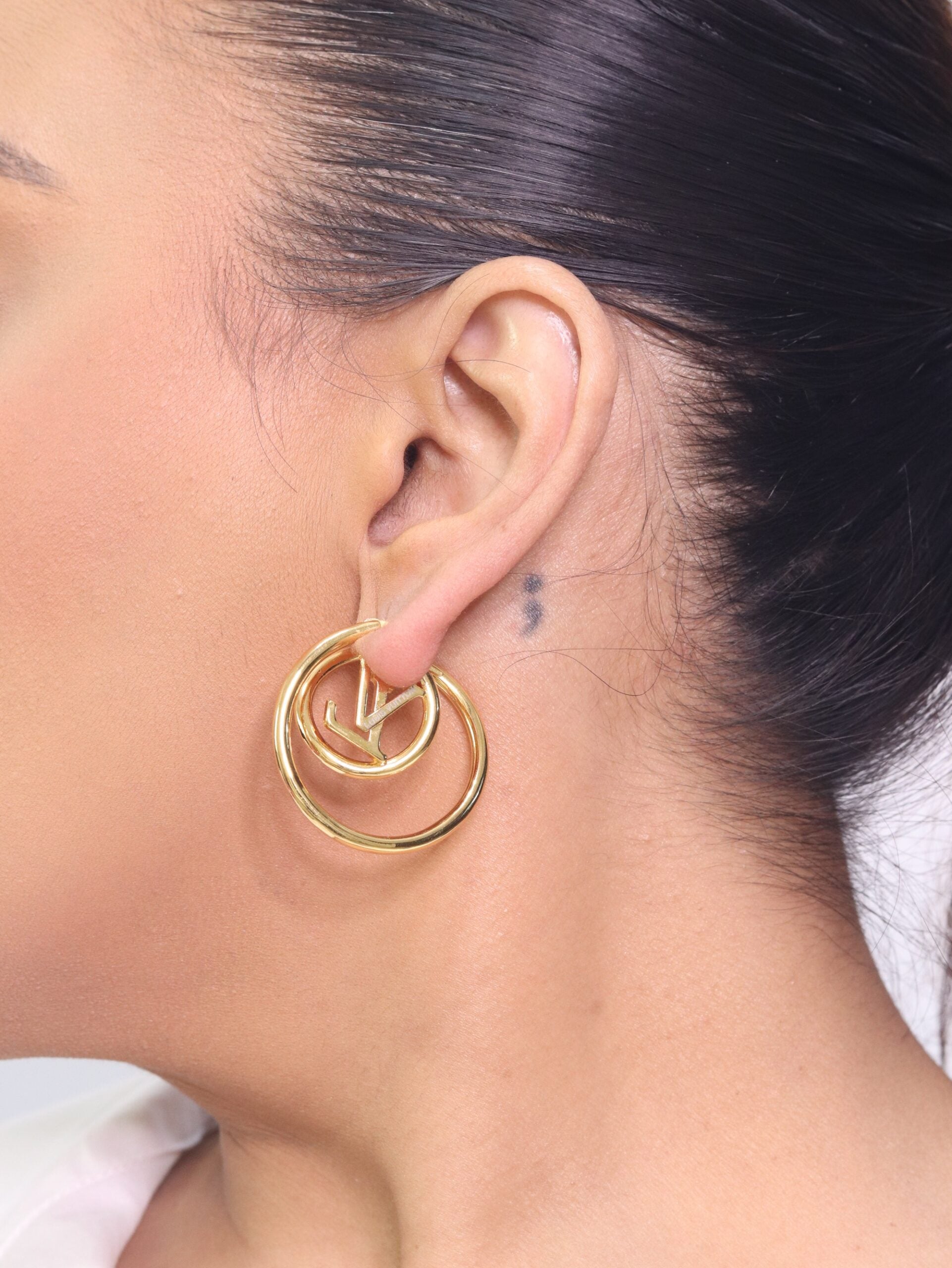 Alphabet L&V twister Hoop in Gold 35 mm